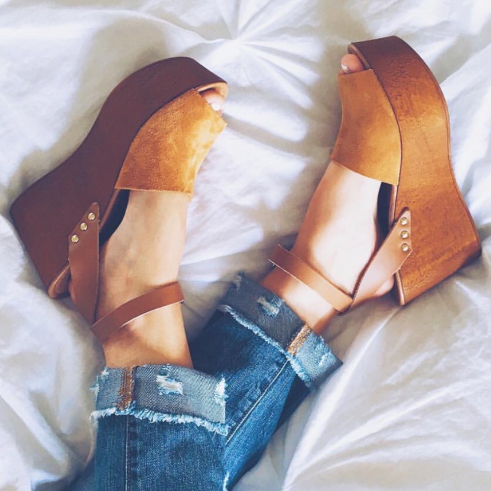 NWT Seychelles Cognac Seude Wedges